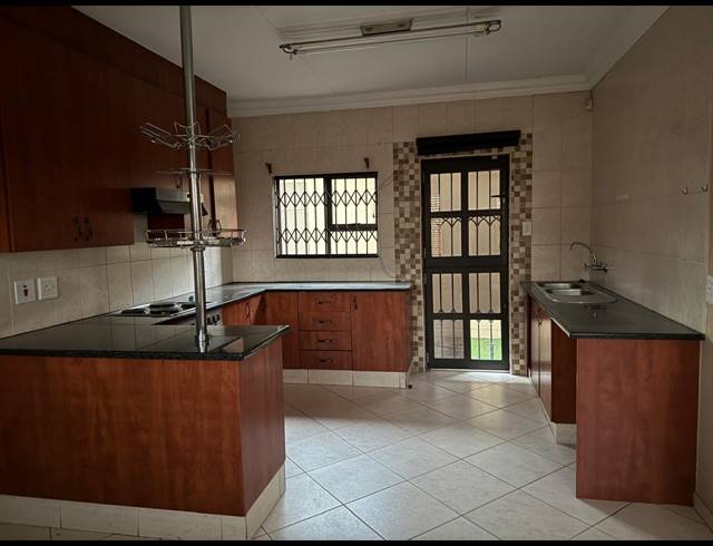 3 BEDROOM TOWNHOUSE TO LET IN SONNEVELD